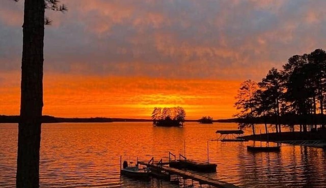 Sleep 30 Lakefront Wateree Compound in a Cove!