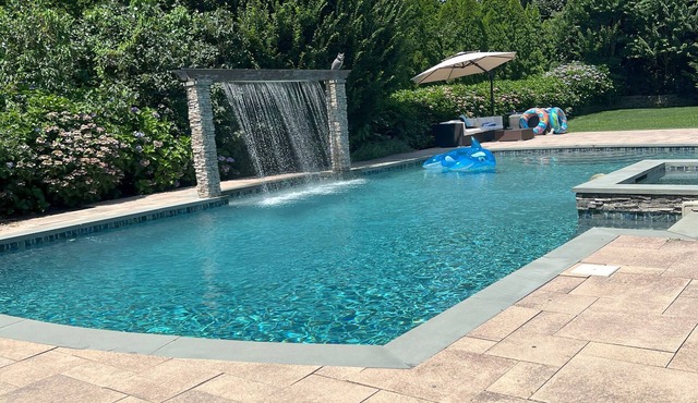 Southampton Paradise with Saltwater Pool & Spa & 3 minutes to Best Beach in USA