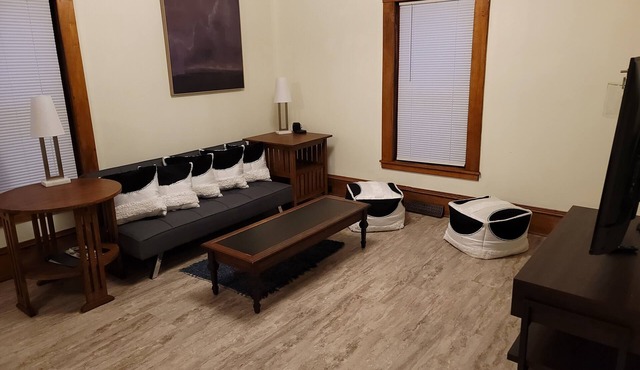 Spacious 2 bedroom, 2 bath home, sleeps 10 guests