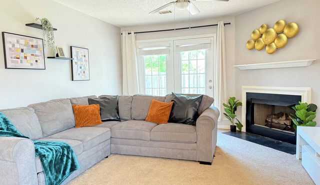 Spacious 2bed + 2bath Townhome - Minutes to Fort Jackson - King Bed