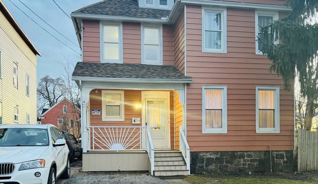 Spacious 3BR Home - Sleeps 10 - Perfect for Families & Groups.