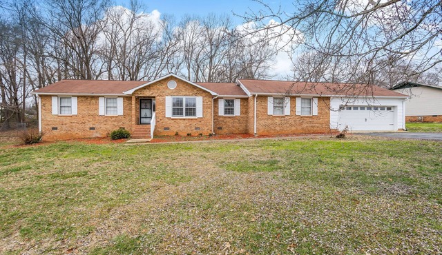 Spacious 4-bedroom house in serene Boiling Springs with AC