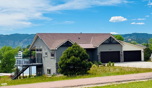 Spacious 4-bedroom ranch-style home 10 min from USAFA with lake & mountain views