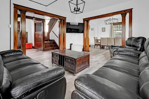Spacious 4BR 1BA near the Falls