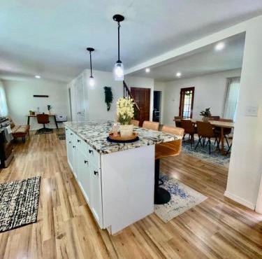 Spacious 4BR home w 2BA, a workspace & king bed!