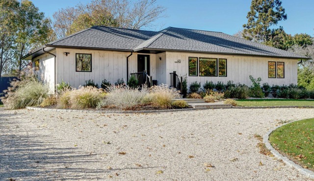 Spacious and Modern North Fork Home Close to Multiple Wineries, Perfect for.