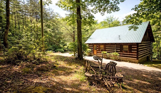 Spacious and Rustic Cabin with a Hot Tub near Copperhill for a Family Getaway in Tennessee