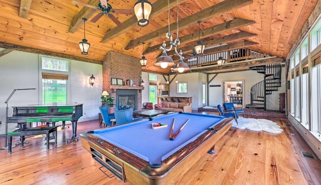 Spacious Berkshires Retreat about 3 Mi to Skiing!