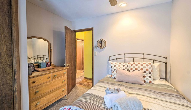 Spacious Catskill Mountains ski cabin with fire pit