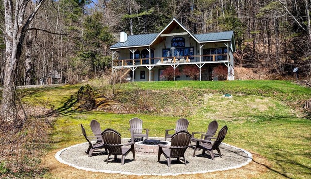 Spacious Chalet Near Stratton and Mt. Snow w/Indoor Hot Tub, Fireplace, Firepit