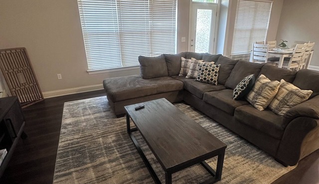 Spacious charming 4BR Crestview Home—Prime location