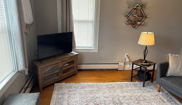 Spacious, Cute, & Clean - 1-bedroom apt in gorgeous Brattleboro with WiFi