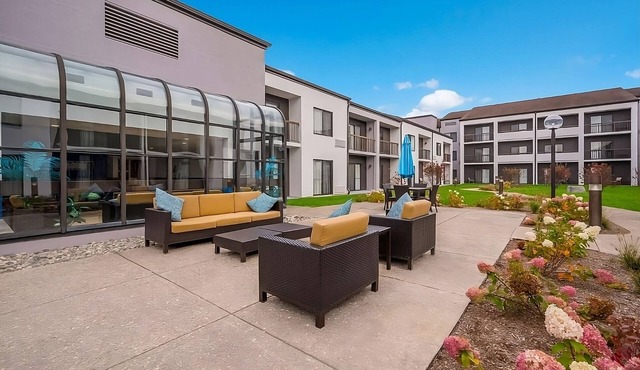 Spacious Good-Value Accommodation! 2 Lovely Units, Swimming Pool, Parking!