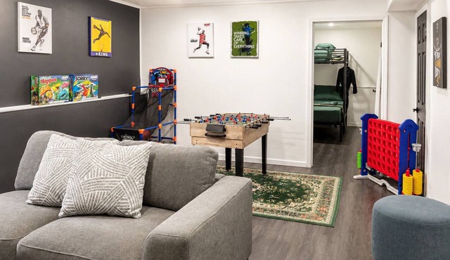 Spacious Group Getaway Near Hard Rock Casino & Chicago