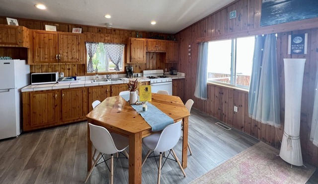 Spacious Lakefront three bedroom Cabin 4 on Lake Huron