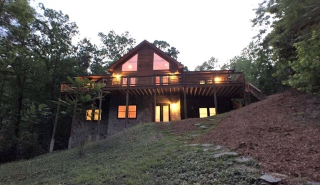 Spacious Log Home, Waterfront, Very Private, Book now for Family Vacations