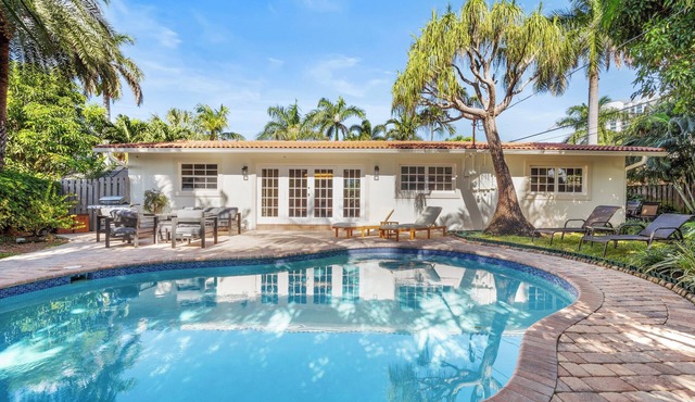 ★ Spacious Modern Coastal Retreat w/Private Pool/30-35 min to FIFA!