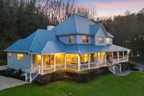 Spacious Murphy Home w/Game Room + Fire Pit!