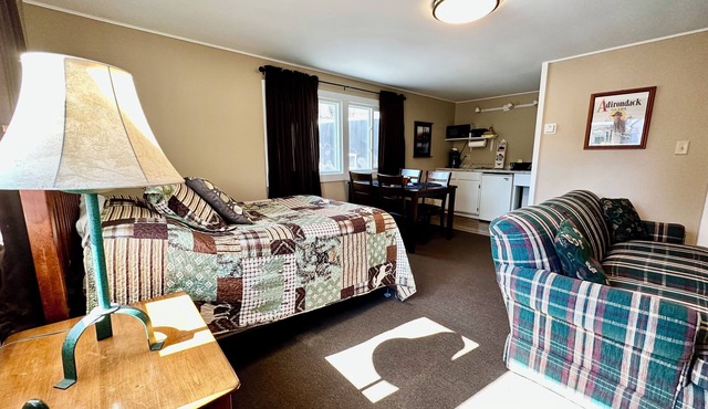 Spacious Studio with Kitchenette, Sitting Area and Full Bath!