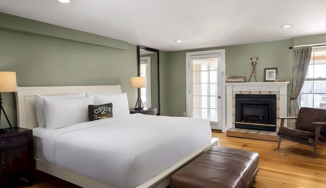 Spacious Suite Perfect for Relaxation in Manchester | Pool, Restaurant, Bar