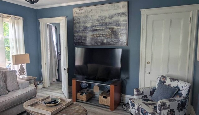 Spacious Sunny Apt: Walk to Shop, Eat & NYC Train