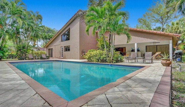 Spacious Villa Heated Pool. Golf Course, BBQ Games