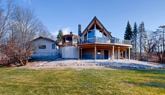 Spectacular mountain view home: dog friendly, large deck & game room