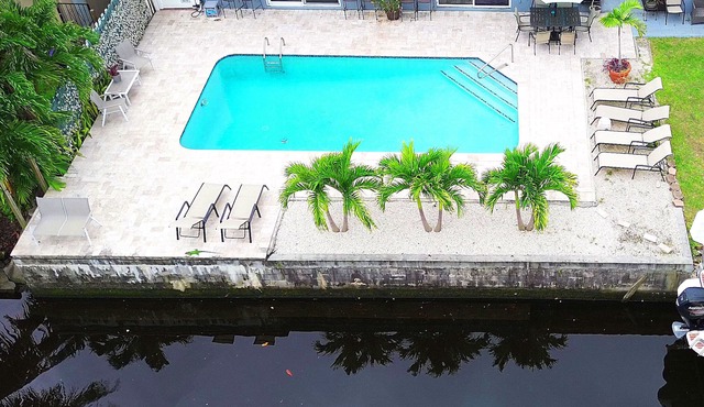 Splash, Grill & Chill Near Beaches - Tarpon Harbor 1