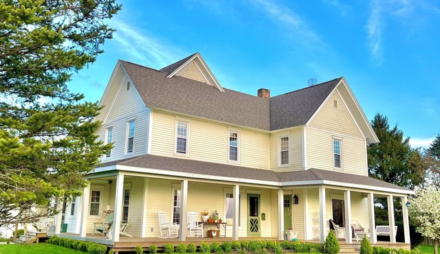 Step Inside a Magazine! Upscale Farmhouse on 3 acres. Hot Tub,Bocce Ball,Gardens