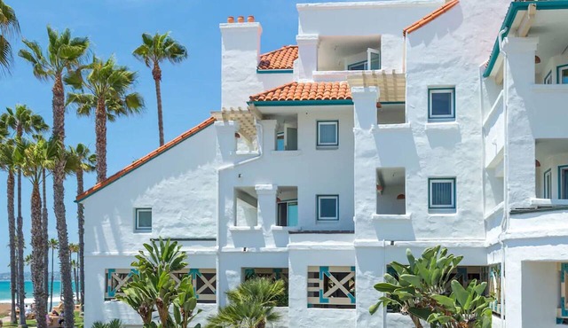 Steps away from the beach! Fully Equipped Kitchen & Free Parking!