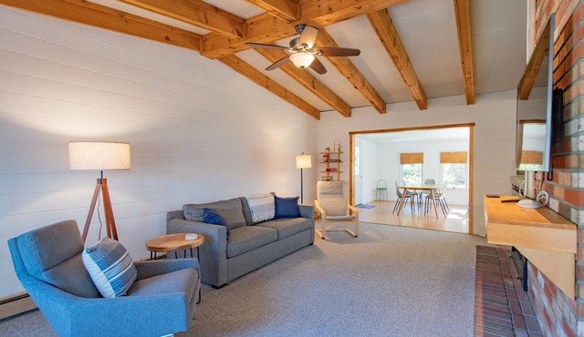 Steps from Cedar Beach ! Tranquil Retreat in the Heart of Wine Country