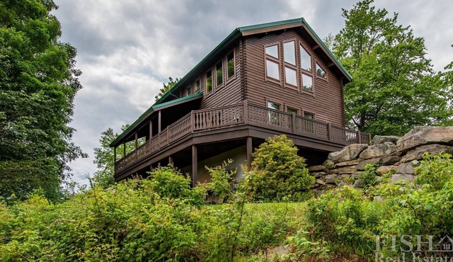 "Stonewall Cabin" is a secluded home with a private pond in Eagles Mere