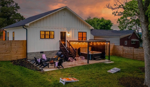 Stroll to Main St, Hot Tub, Fenced Yard, Games, FirePit, CornHole, Grill