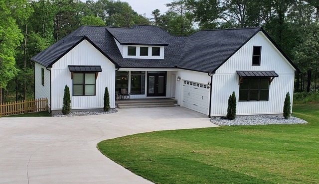 Stunning, Designer 6 Bdrm Lake House, Relaxing Retreat, 15 Min from GSP!