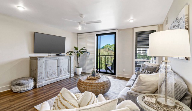Stunning Harbour Town Penthouse Flat in Sea Pines, Spectacular Location!