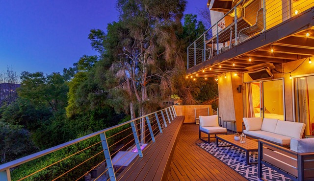 Stunning Skydeck Suite: 2-bedroom, ampitheater, hot tub, fully enclosed yard