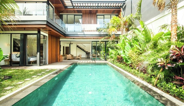 Stylish 4BR Villa, 200m to Canggu's Beach escape
