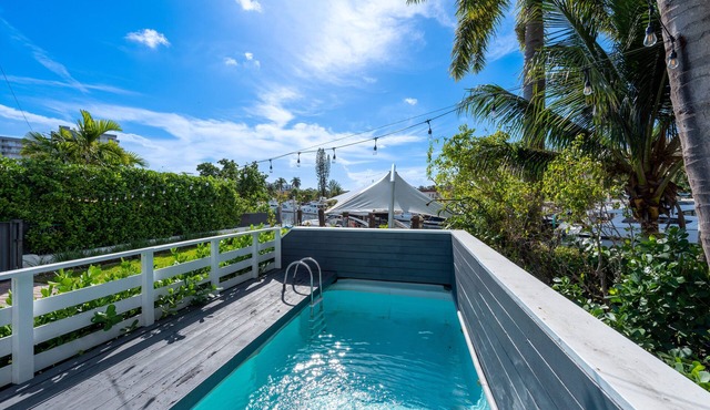Stylish riverfront villa in central location