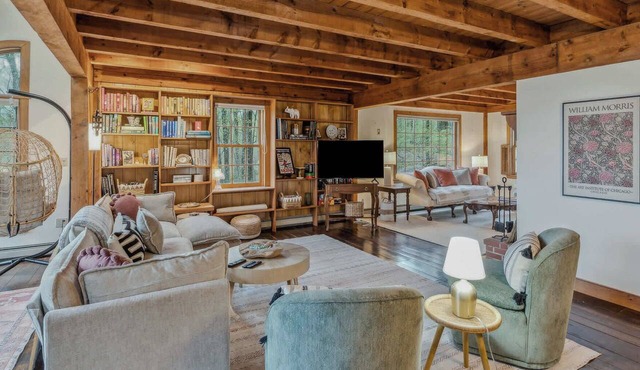 Sugarhouse Hideaway Cabin with Mountain Views