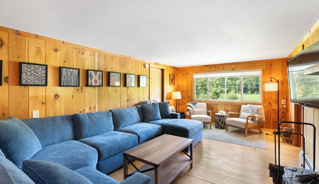 Summer Family Getaway Near Lakes Trails Firepit and Downtown Wilmington