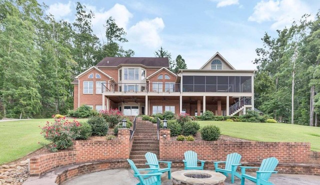 Summer's Way 185: Spacious 9 Bedroom Family Getaway in scenic Seneca, SC.