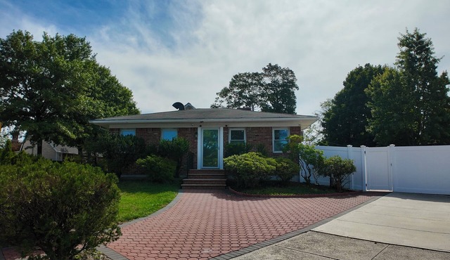 Sunny House in Queens · Entire Home · Private Parking