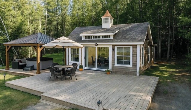 Sunny Waterfront Cottage at FarAway Pond