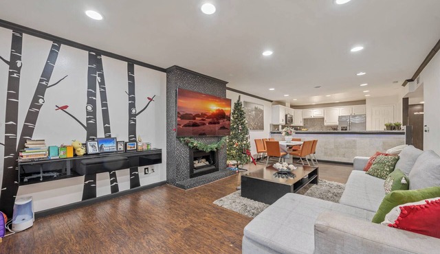 Super Convenient Condo by Hollywood Walk of Frame