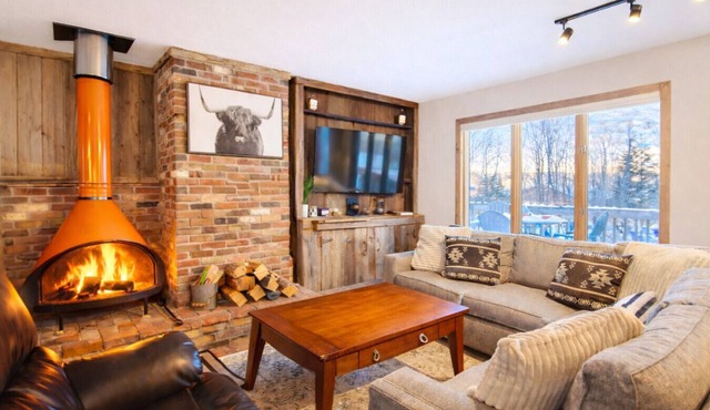 The Big Lebearski- AC, Grill, Fire Pit, Hot tub!
