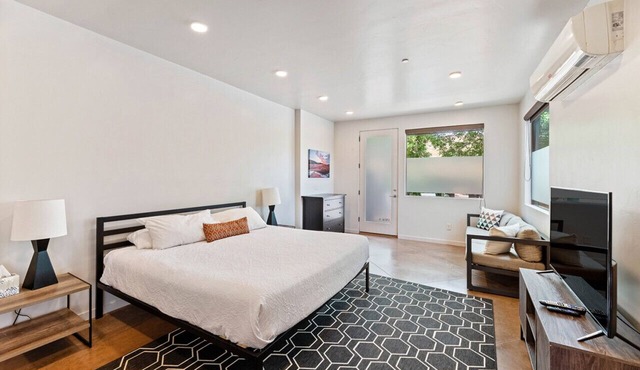 The Blue Moon - Ground Floor Suite w/Red Rock Views