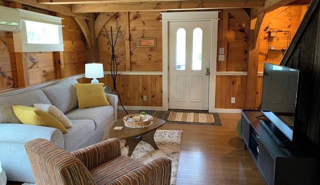 The Cortland Cottage-Cozy Post & Beam cottage w/hot tub in historic Walpole, NH