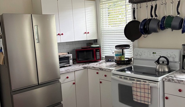 The Gallery- Bright Sunny 2 Bedroom Apartment minutes from Downtown Northampton