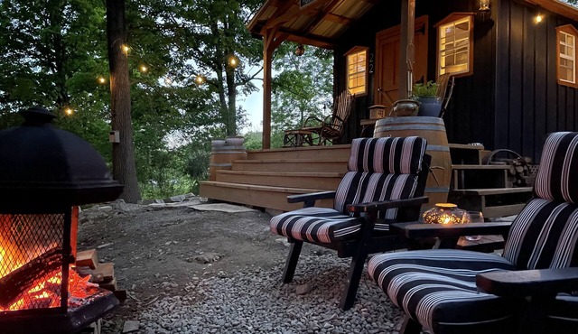 THE GRAPE ESCAPE - PET FRIENDLY! - OFF GRID - ROMANTIC LAKE VIEW - ON WINE TRAIL