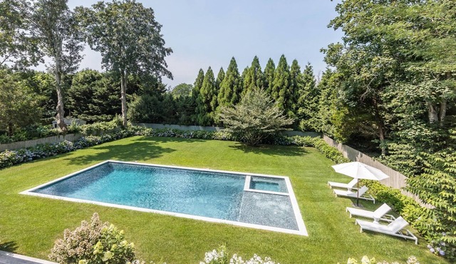 The Hedges Lane Residence - Quintessential Hamptons Summer